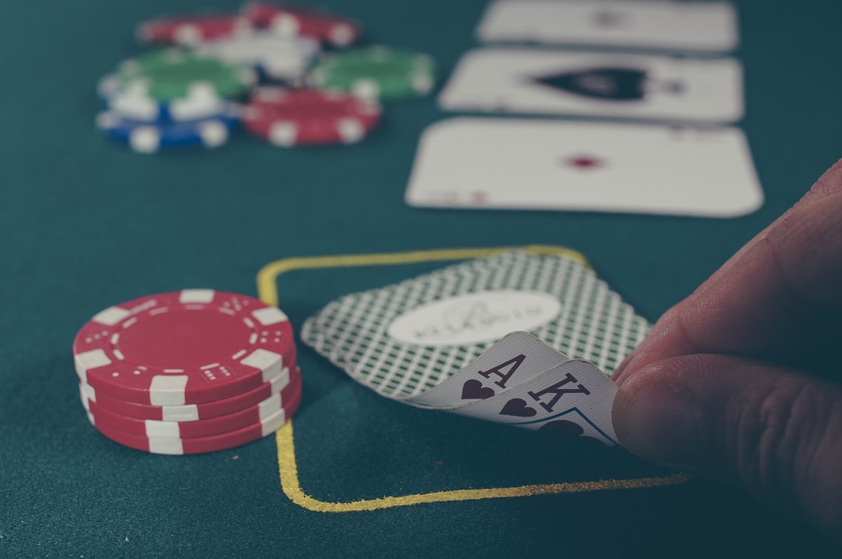 Meja poker dengan kartu dan chip tersusun