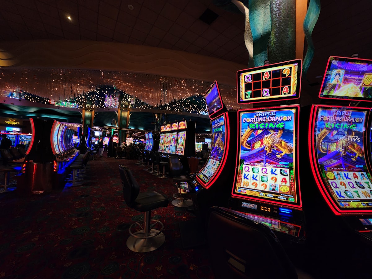 Deretan mesin slot di lantai kasino