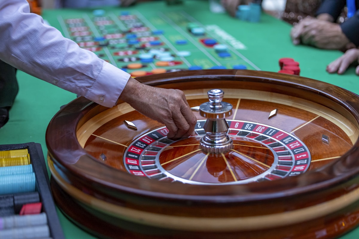 Roda rolet diputar oleh dealer di meja kasino langsung