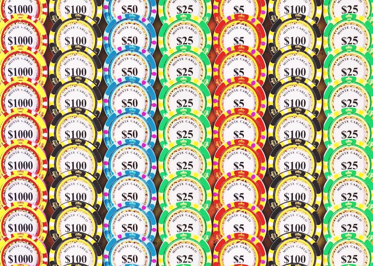 Layar mesin slot berwarna-warni menampilkan simbol dan angka