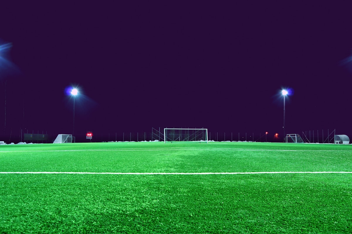 Stadion sepak bola yang menyala pada malam pertandingan