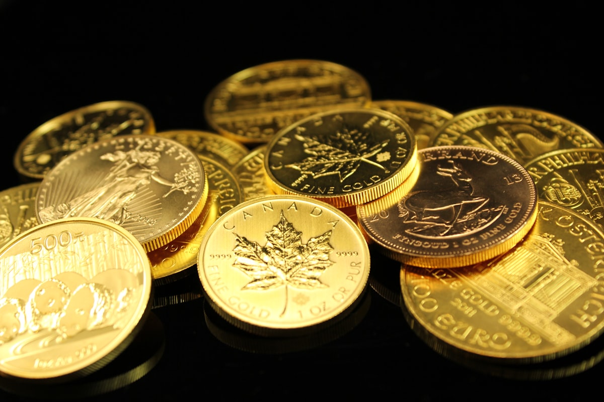 Koin emas bertumpuk di atas permukaan kayu