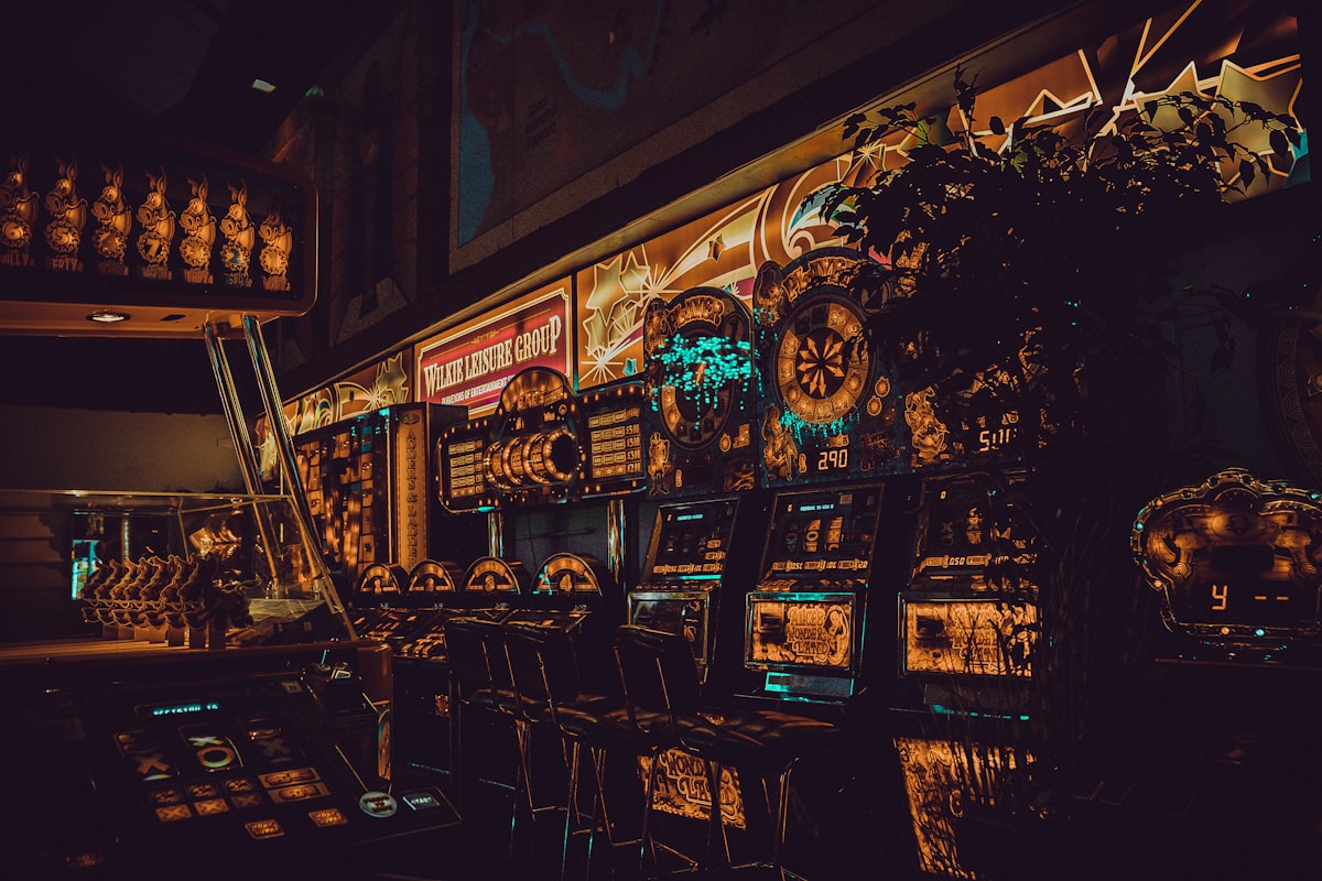 Suasana bar kasino dengan pencahayaan hangat